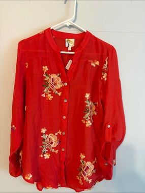 fig and flower Red Floral Embroidered Button-Down Shirt. Sleeve tab. Small.